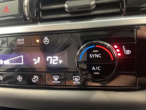 Used 2025 Nissan Pathfinder SL w/ SL Premium Package image 11