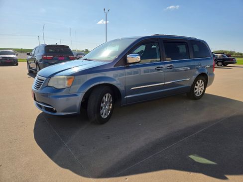 Used 2011 Chrysler Town & Country Touring-L w/ Driver Convenience Group FWD image 3