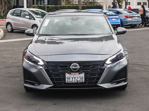 Used 2023 Nissan Altima 2.5 SV image 2