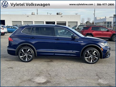 Certified 2022 Volkswagen Tiguan SEL R-Line image 2