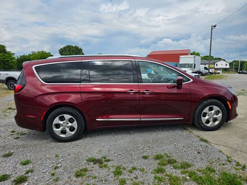 Used 2017 Chrysler Pacifica Touring-L Plus FWD image 23