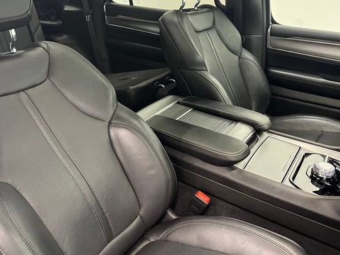 Used 2023 Jeep Wagoneer Series II AWD/4WD image 16