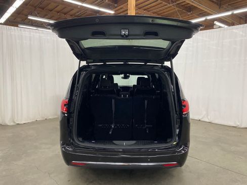 Used 2025 Chrysler Pacifica Select FWD image 29