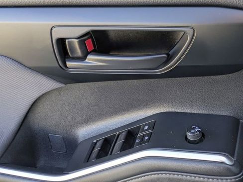 Used 2024 Toyota Highlander LE image 24