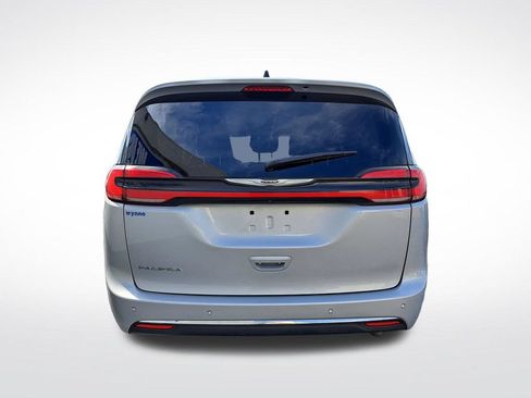 Used 2024 Chrysler Pacifica Touring-L FWD image 6