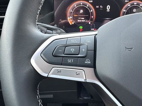 New 2025 Volkswagen Tiguan SE image 18