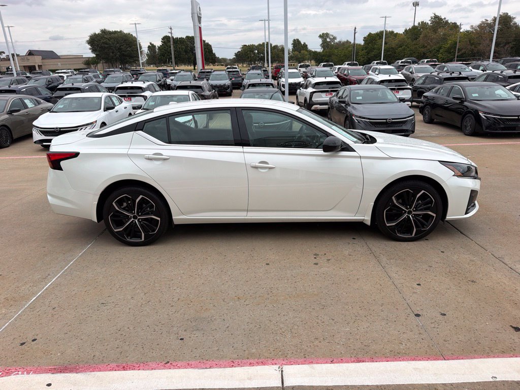 Used 2025 Nissan Altima 2.5 SR AWD/4WD image 6