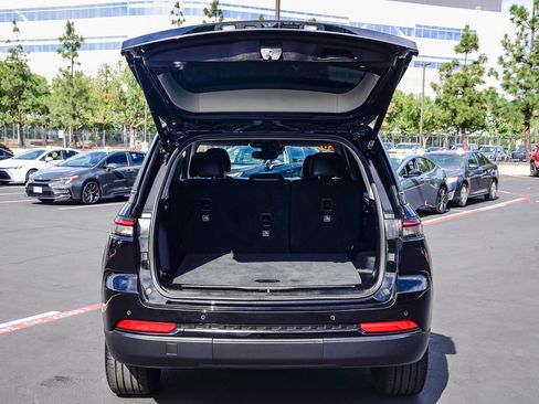 Used 2023 Jeep Grand Cherokee Limited w/ Black Appearance Package image 29