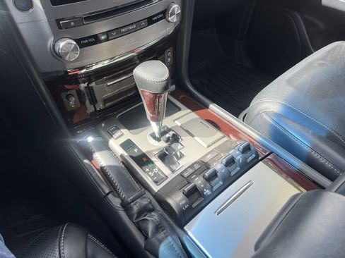 Used 2013 Lexus LX 570 4WD w/ Luxury Pkg image 25