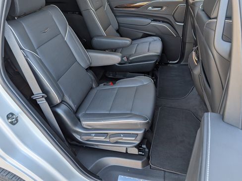 Used 2023 Cadillac Escalade Premium Luxury image 21