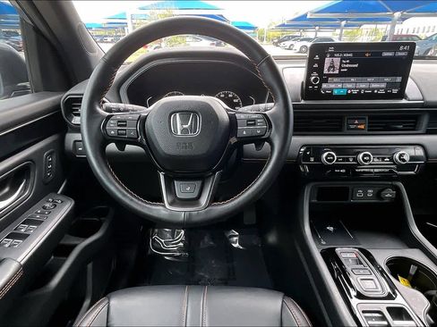 Used 2025 Honda Pilot TrailSport image 6