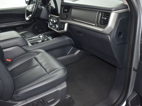 Used 2024 Ford Expedition XLT image 11
