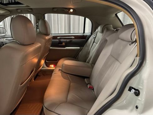 Used 2006 Lincoln Town Car Designer Series RWD image 25