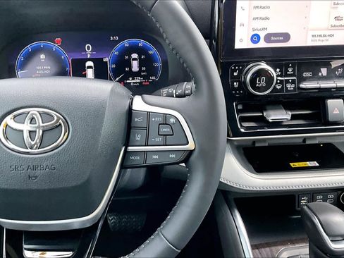 Used 2023 Toyota Highlander Limited FWD image 25