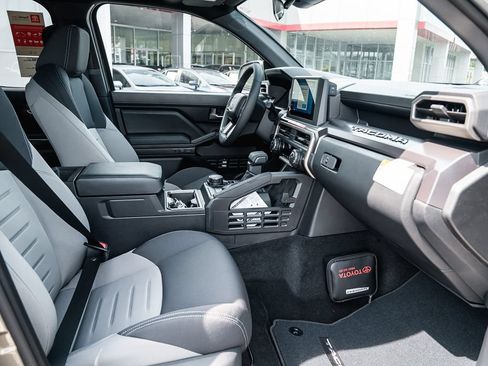 Certified 2018 Toyota Tundra SR5 w/ SR5 Upgrade Package AWD/4WD image 28
