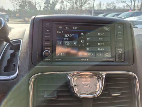 Used 2013 Chrysler Town & Country Touring image 17