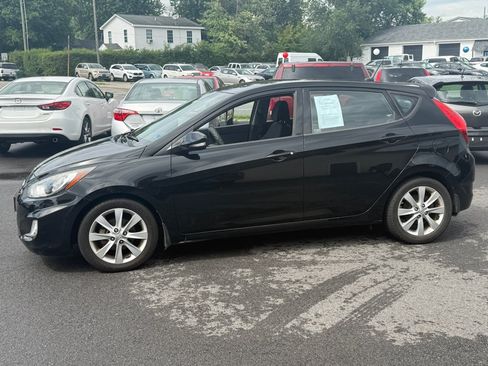 Used 2013 Hyundai Accent SE FWD image 2