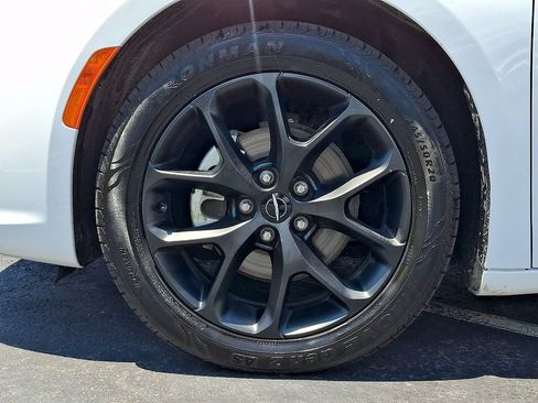 Used 2025 Chrysler Pacifica Limited FWD image 8