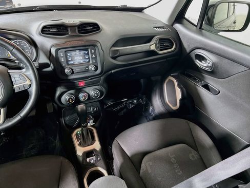 Used 2017 Jeep Renegade Latitude FWD image 20