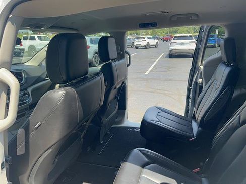 Used 2024 Chrysler Pacifica Touring-L FWD image 14