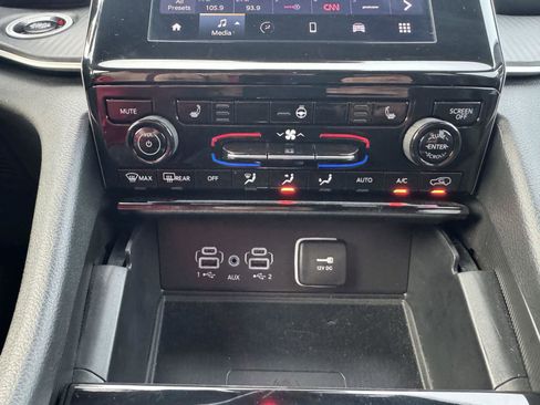 Used 2025 Jeep Grand Cherokee Altitude AWD/4WD image 14