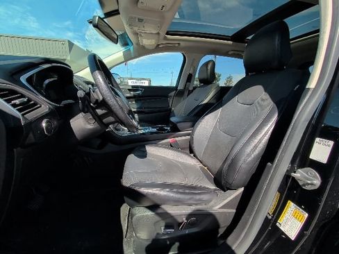 Used 2018 Ford Edge Titanium w/ Equipment Group 301A FWD image 4
