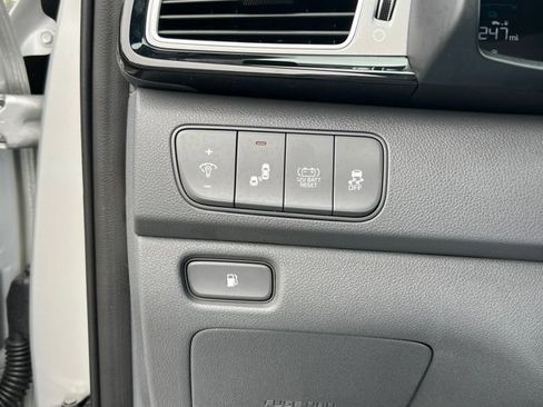 Used 2018 Kia Niro EX FWD image 18