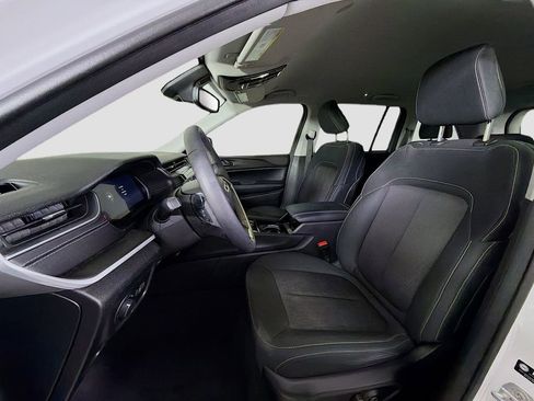Used 2023 Jeep Grand Cherokee Laredo RWD image 13
