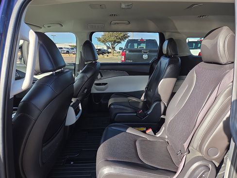 Used 2022 Kia Carnival LX image 9