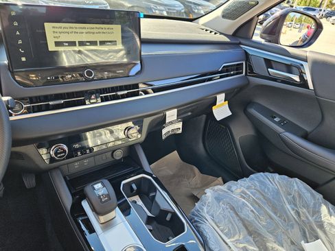 New 2025 Mitsubishi Outlander SE image 13