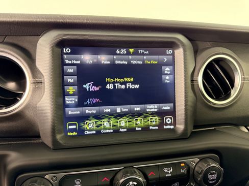 Used 2022 Jeep Wrangler Unlimited Sahara AWD/4WD image 21