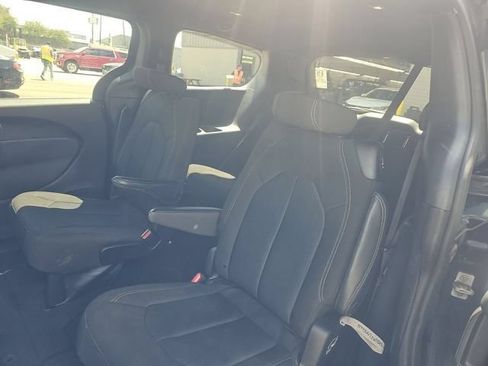 Used 2023 Chrysler Pacifica Touring FWD image 11
