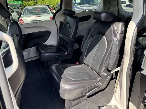 Used 2022 Chrysler Pacifica Touring-L image 16