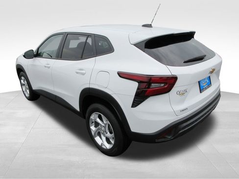 Certified 2025 Chevrolet Trax LS w/ LS Convenience Package FWD image 3