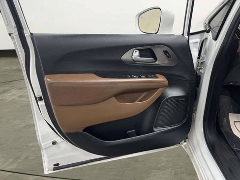 Used 2017 Chrysler Pacifica Limited FWD image 10