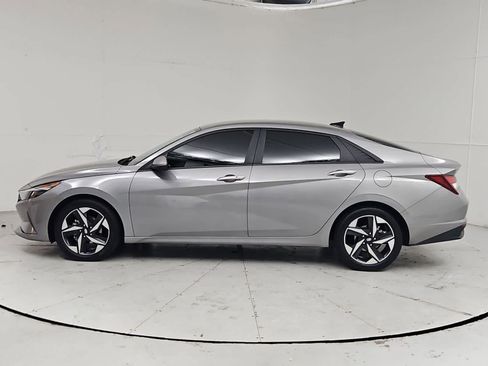 Used 2023 Hyundai Elantra SEL w/ Convenience Package FWD image 3
