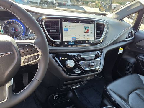 New 2026 Chrysler Pacifica Select image 15