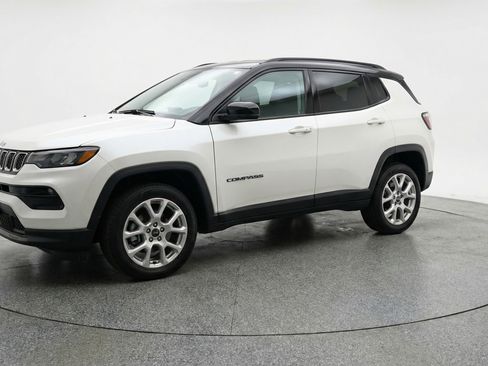 Used 2025 Jeep Compass Limited image 3