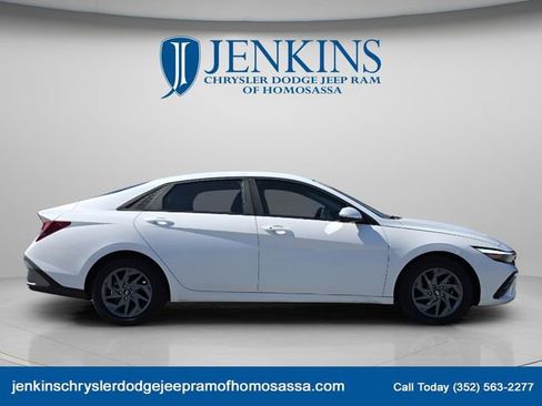 Used 2024 Hyundai Elantra SEL FWD image 3