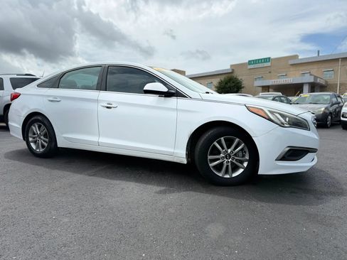Used 2017 Hyundai Sonata SE FWD image 2