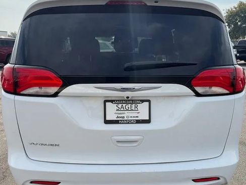 Used 2020 Chrysler Voyager L image 9