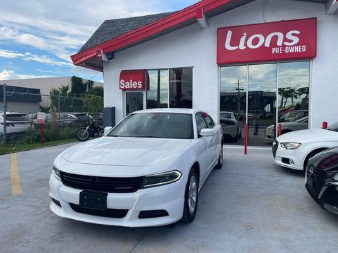 Used 2022 Dodge Charger SXT RWD image 2