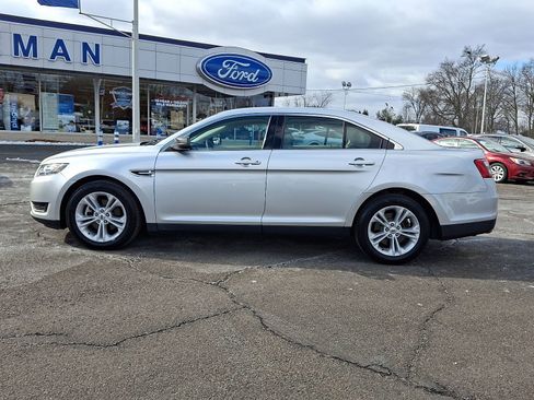 Used 2015 Ford Taurus SE image 4