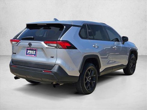 Used 2022 Toyota RAV4 LE FWD image 5