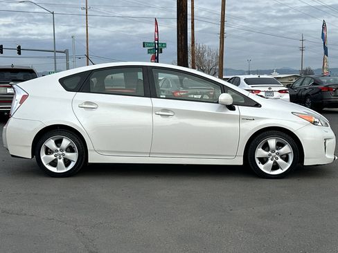 Used 2014 Toyota Prius Five image 3