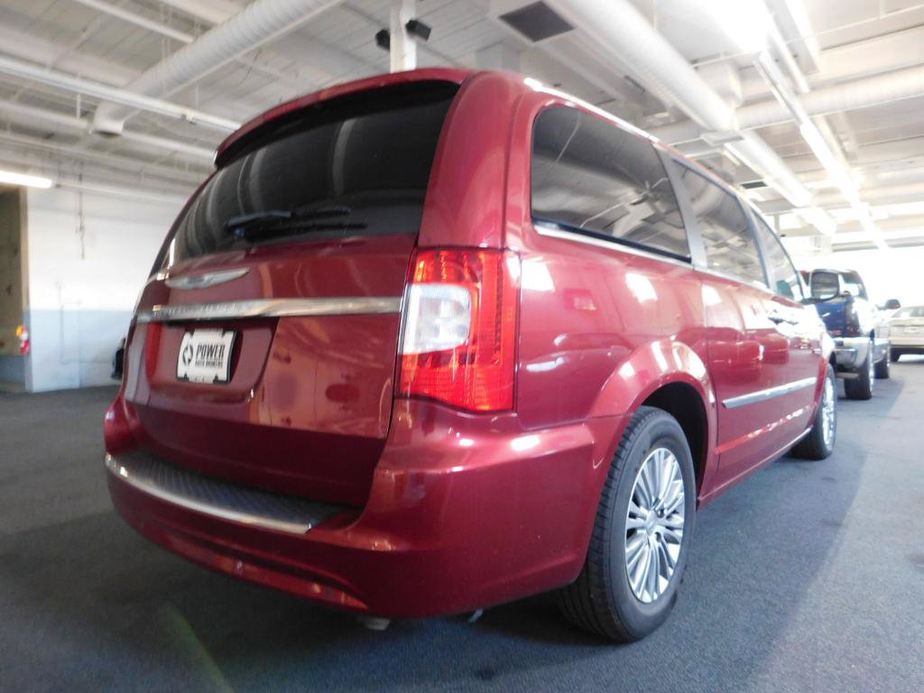 Used 2013 Chrysler Town & Country Touring-L w/ Driver Convenience Group FWD image 6