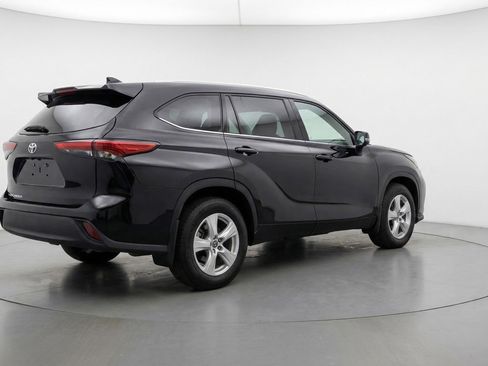 Used 2025 Toyota Highlander LE FWD image 9