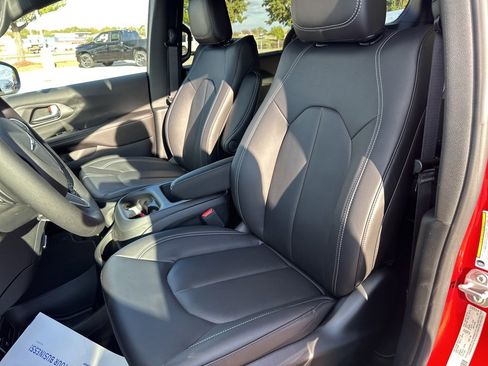 New 2026 Chrysler Pacifica Select image 61