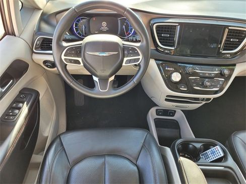 Certified 2018 Chrysler Pacifica Touring-L image 18