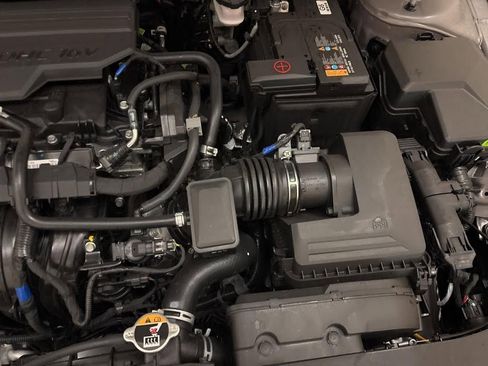 Certified 2025 Hyundai Elantra SE image 20